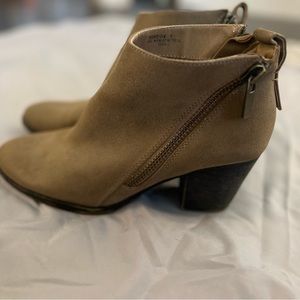 Like new. Outter zipper is decorative.